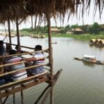 Restaurant_flottant_au_Cambodge_sur_Mekong